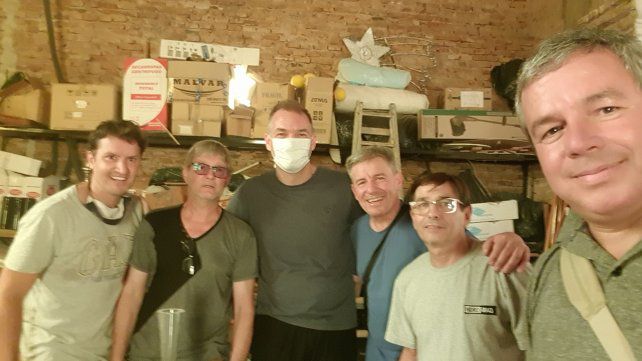 El empresario Pablo Ridolfo (izquierda), el cura párroco Ignacio Balbo (con barbijo) y parte de Los Amigos del Reloj en una de las visitas a la iglesia de San Jorge, donde encararán dos nuevos desafíos: recuperar el funcionamiento del reloj eléctrico y restaurar la máquina antigua.